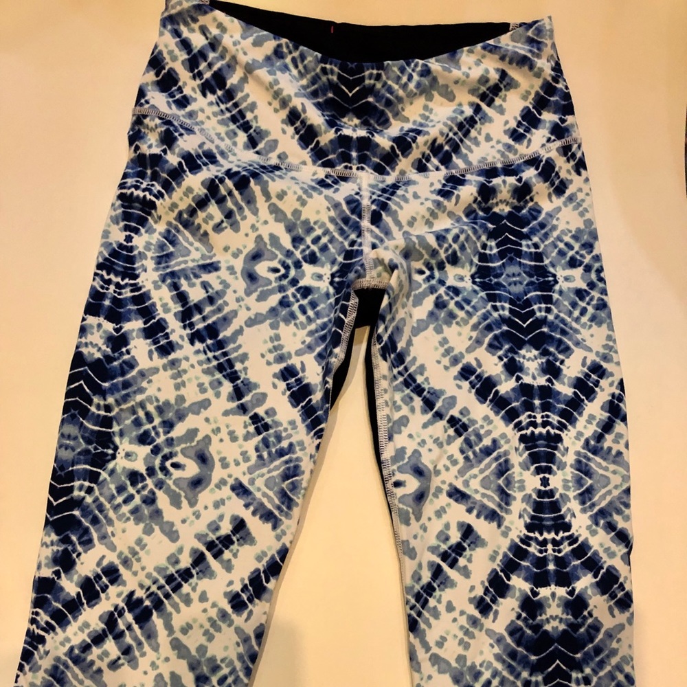Victoria’s Secret cropped yoga pants